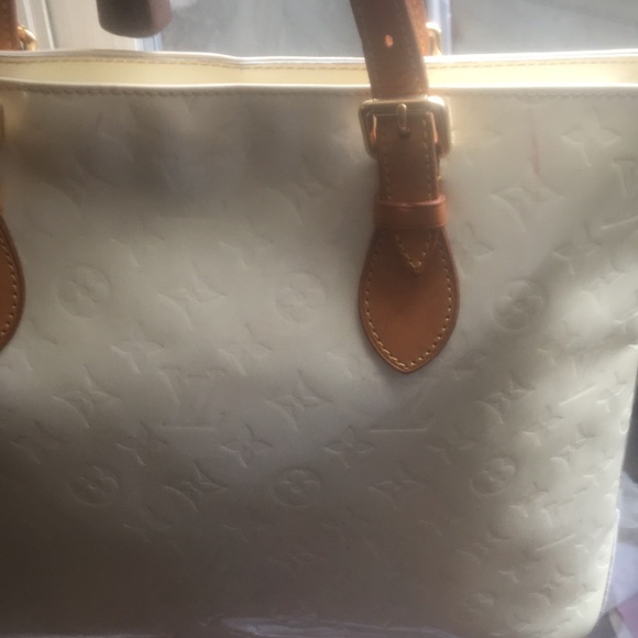 LV  beige Vernis tote - Picture 4 of 9